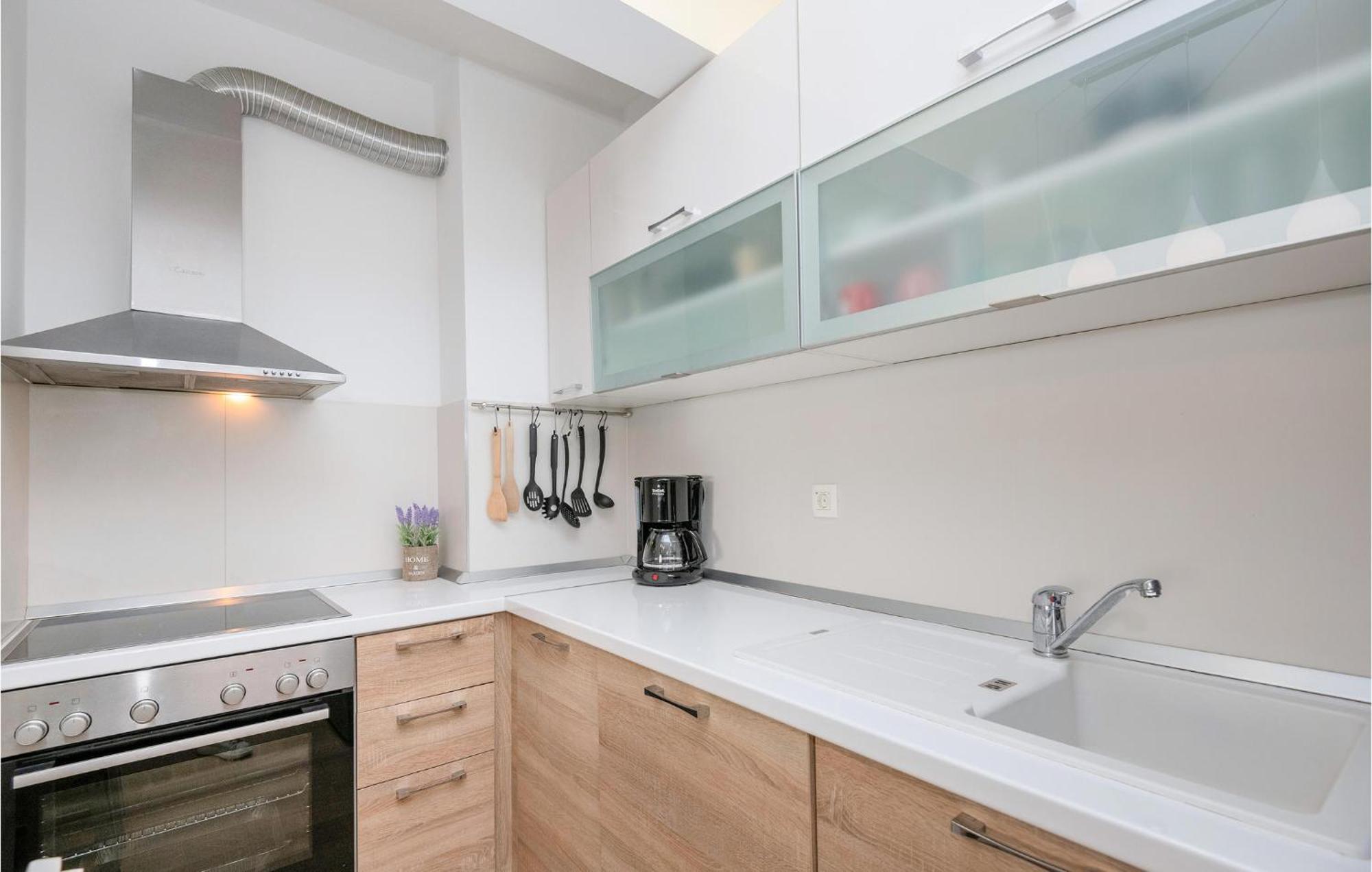 1 Bedroom Beautiful Apartment In Baška Voda Екстериор снимка