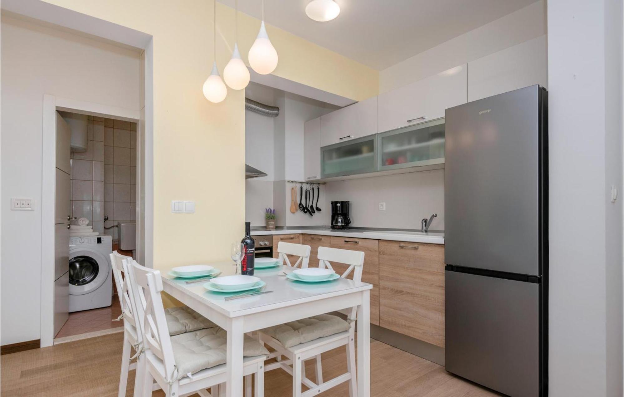1 Bedroom Beautiful Apartment In Baška Voda Екстериор снимка