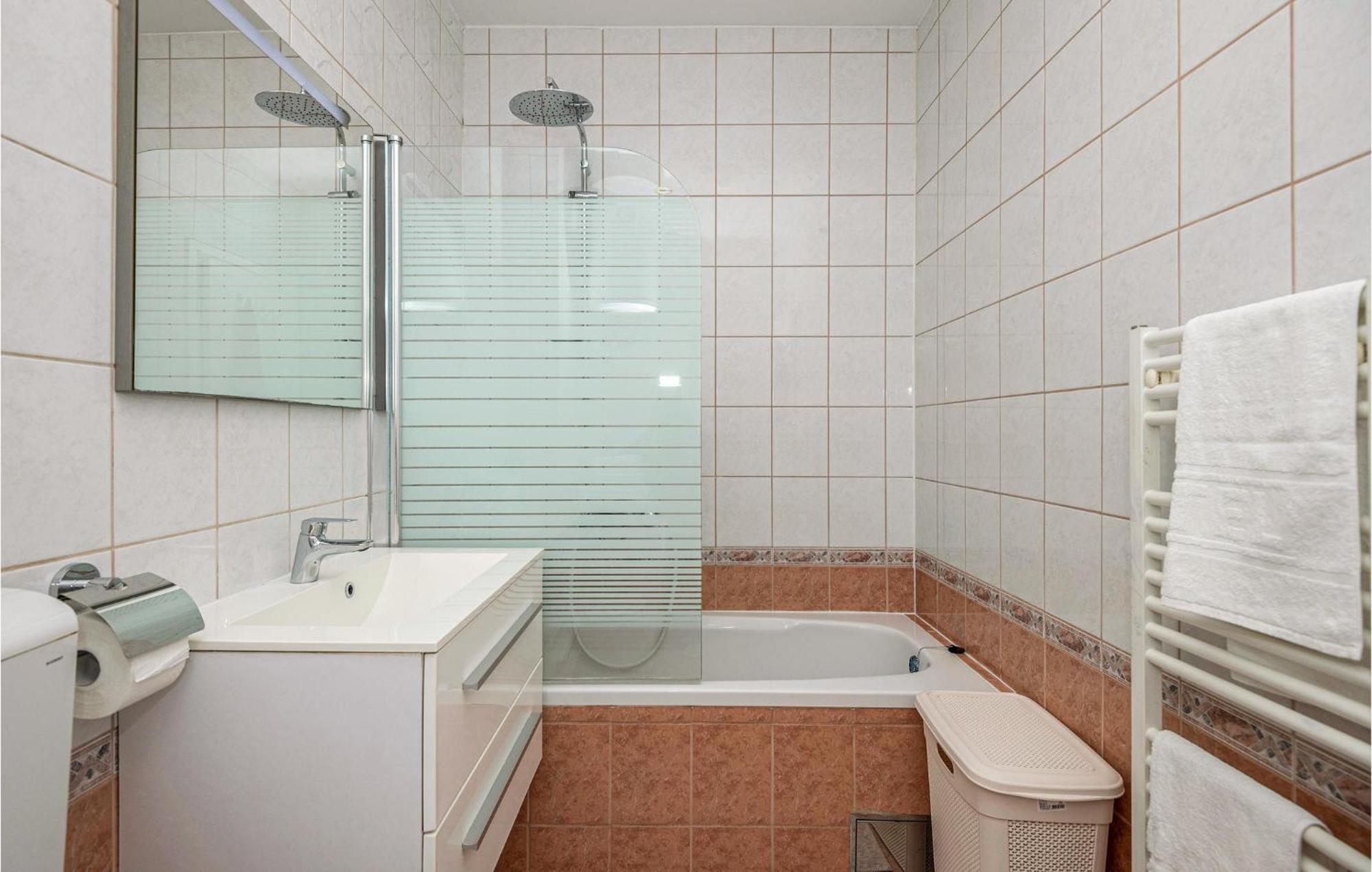 1 Bedroom Beautiful Apartment In Baška Voda Екстериор снимка