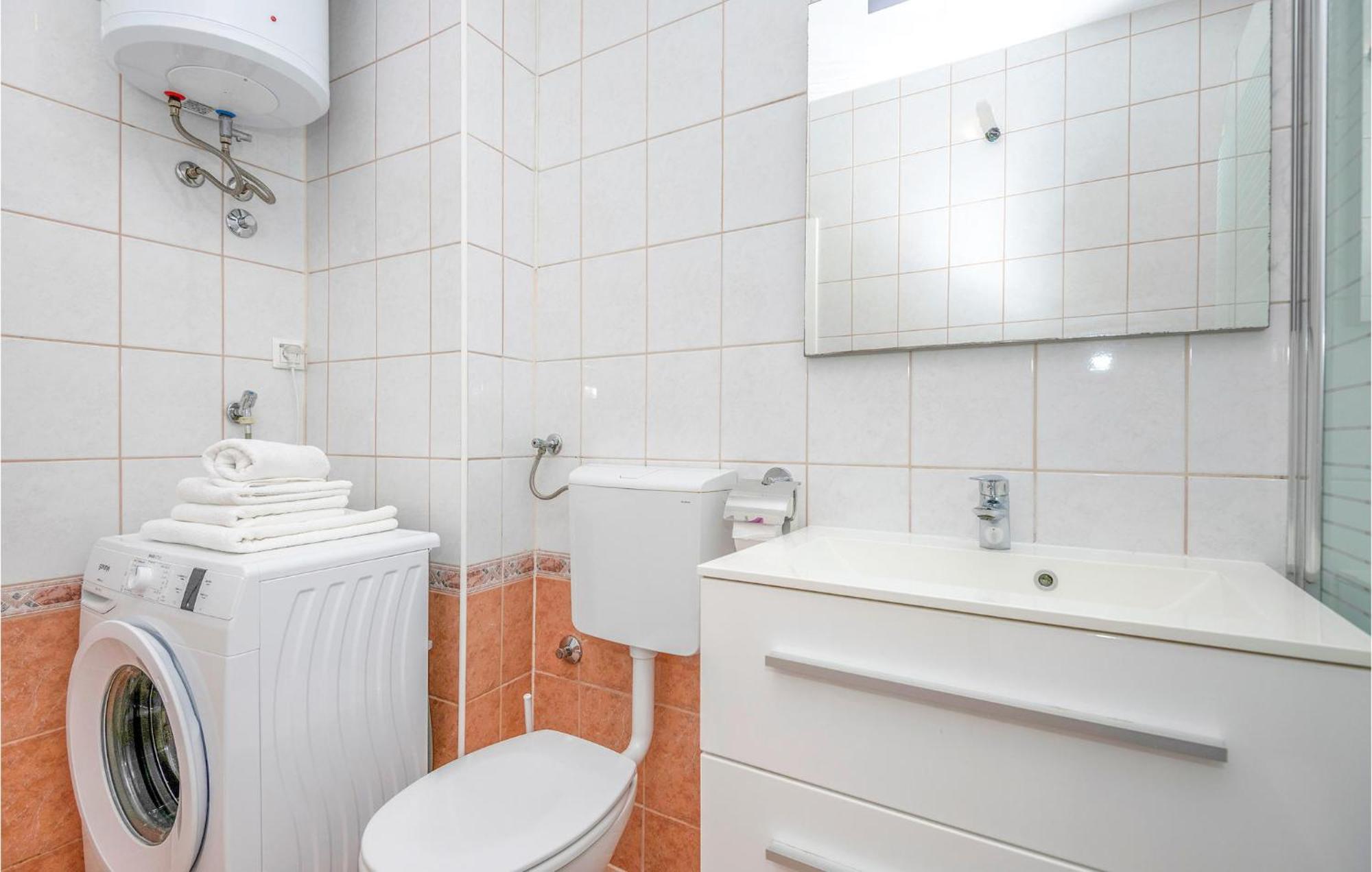 1 Bedroom Beautiful Apartment In Baška Voda Екстериор снимка