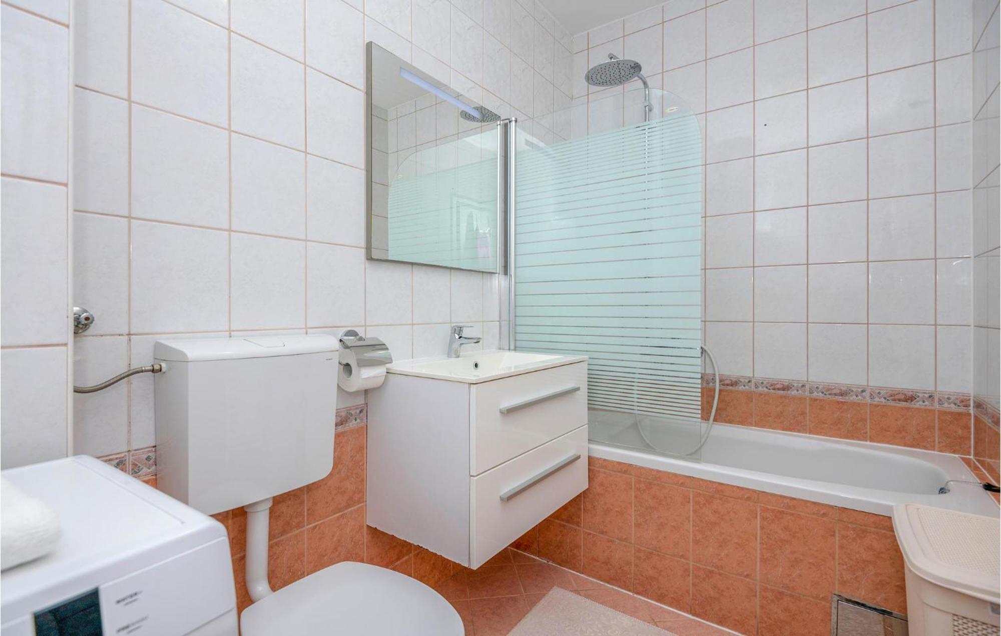 1 Bedroom Beautiful Apartment In Baška Voda Екстериор снимка